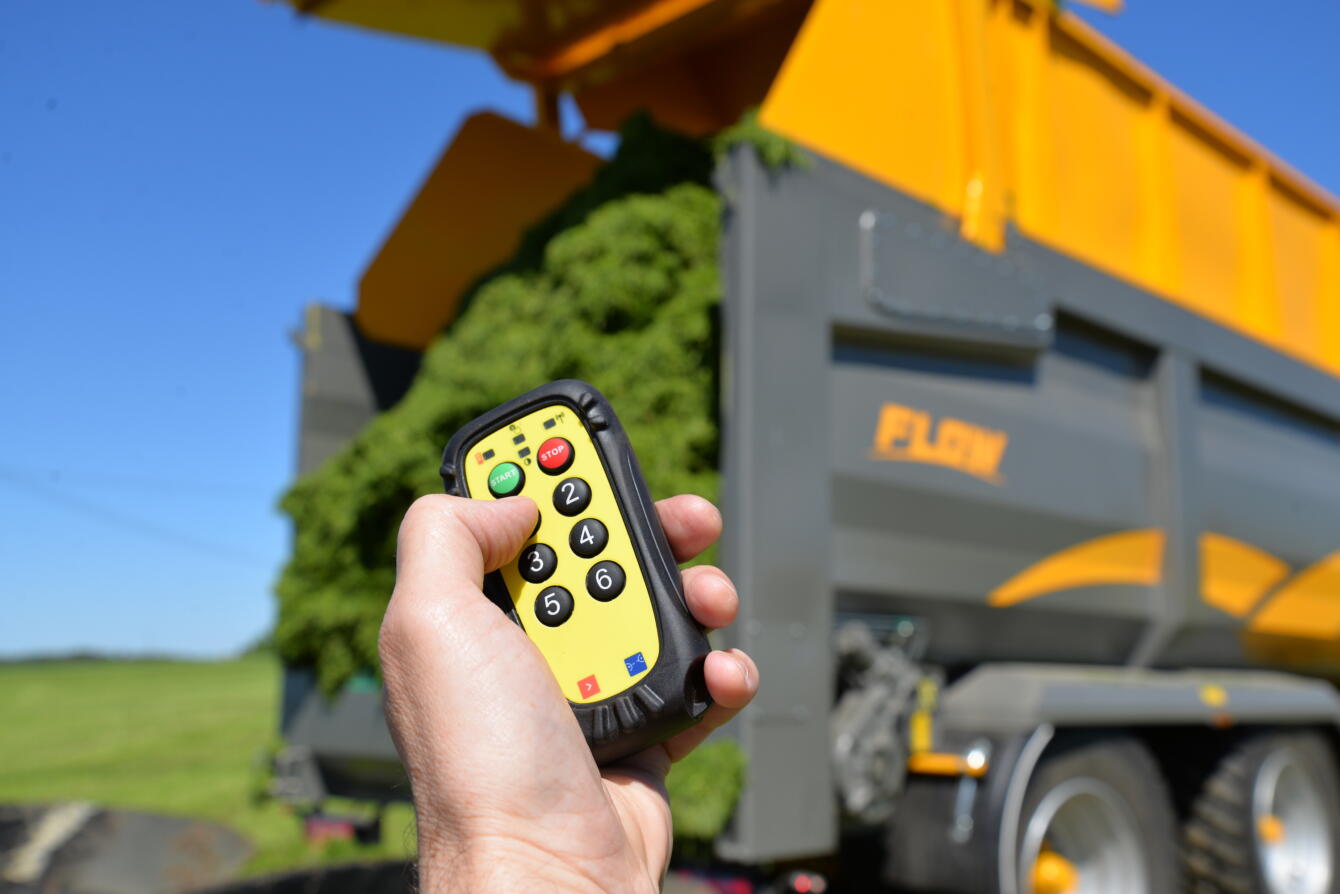 PT9820 FLOW conveyor belt trailer with auger feeder Palmse Trailer