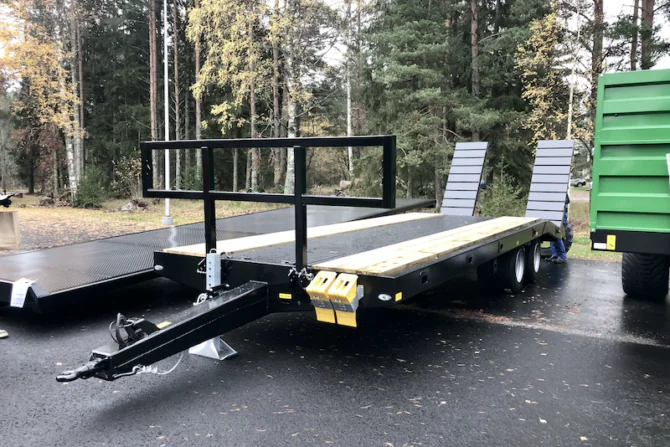 bale holder for machinery trailer